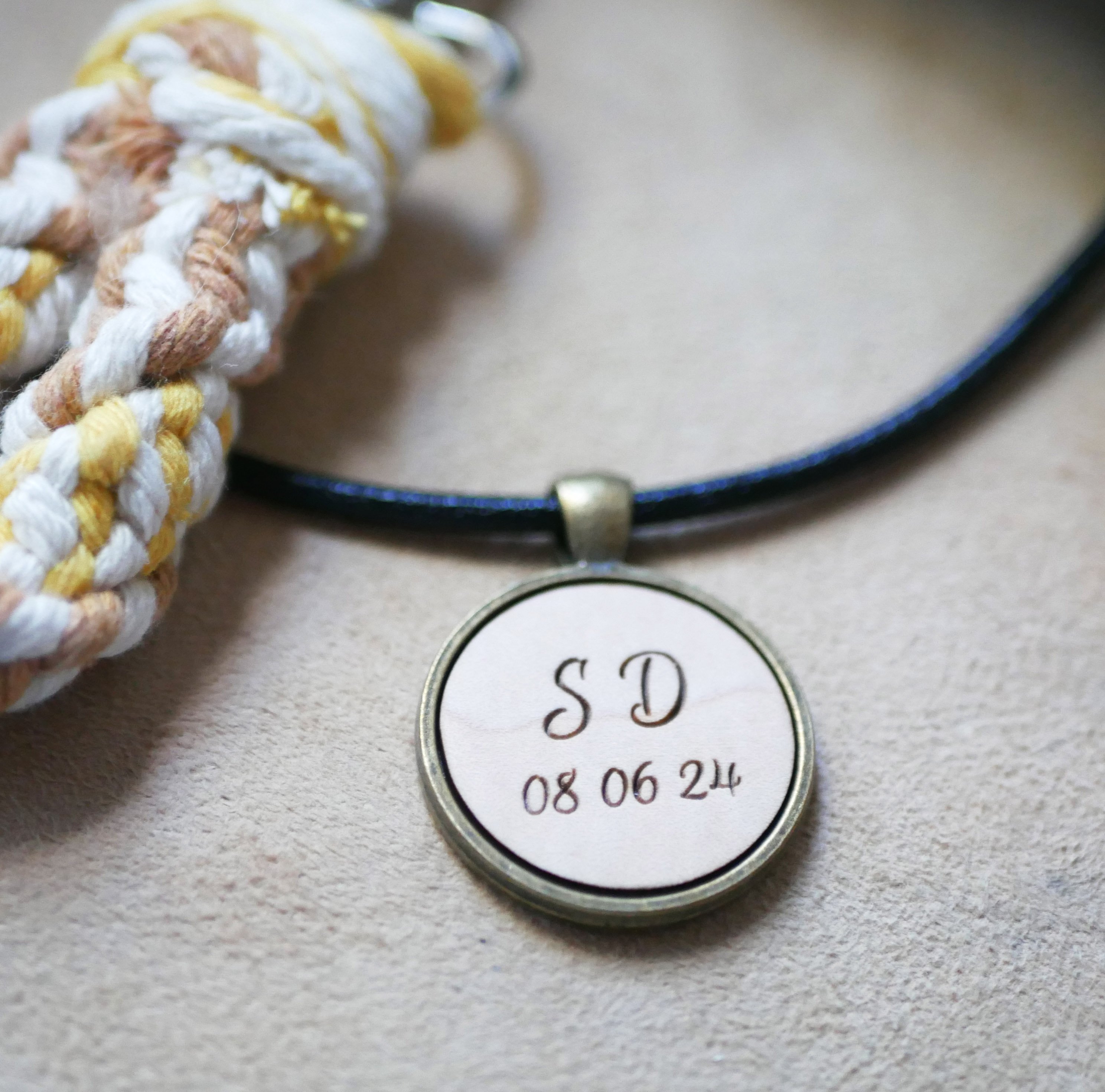 Graverat tr&auml;h&auml;nge p&aring; ett europeiskt l&auml;derhalsband f&ouml;r personlig anpassning 