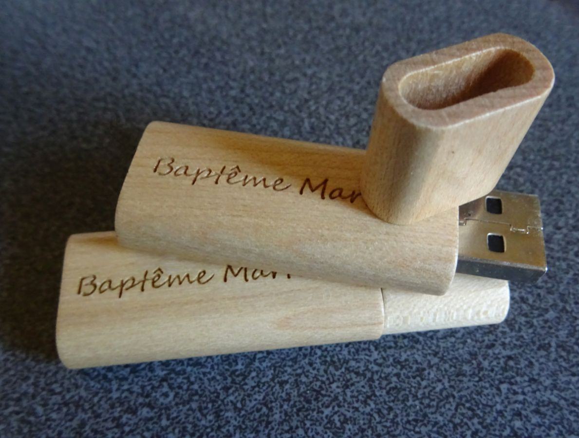 Liten graverad USB-nyckel i trä för personlig anpassning