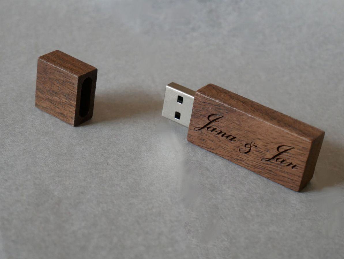 Liten graverad USB-nyckel i valnötsträ för personlig anpassning