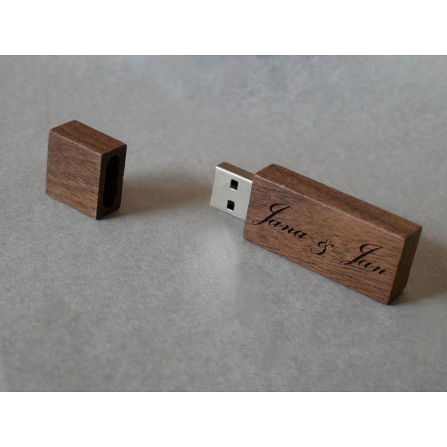 Liten graverad USB-nyckel i valnötsträ för personlig anpassning