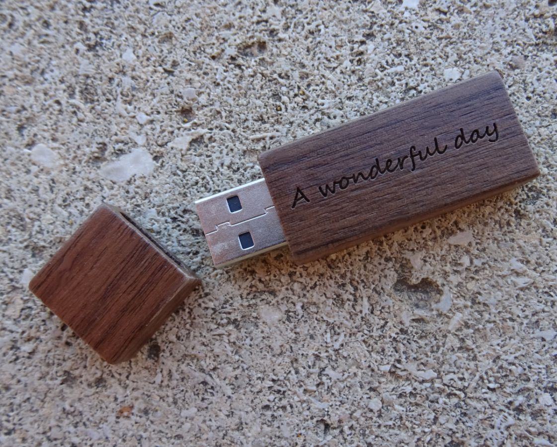Liten graverad USB-nyckel i valnötsträ för personlig anpassning