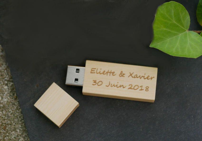 Litet 16 GB USB-minne i transparent trä som kan anpassas för en unik gåva.