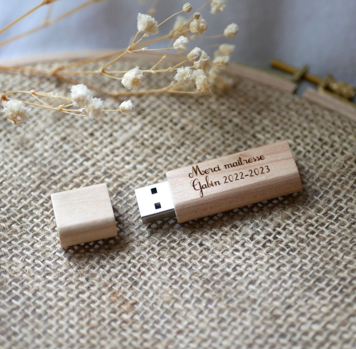 Liten graverad USB-nyckel i trä för personlig anpassning