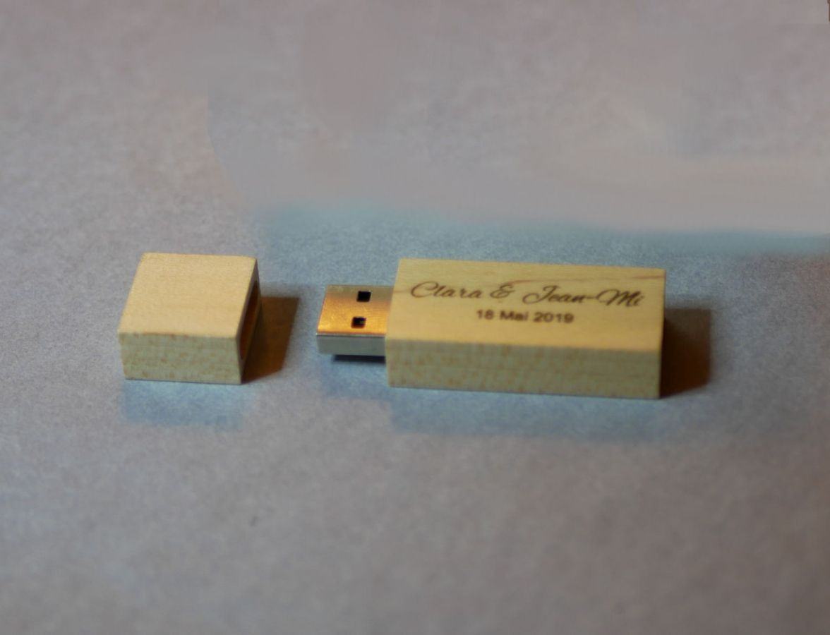 Litet 16 GB USB-minne i transparent trä som kan anpassas för en unik gåva.