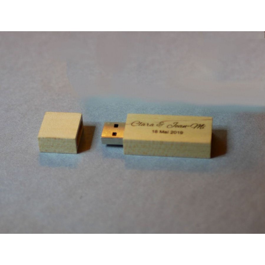Litet 16 GB USB-minne i transparent trä som kan anpassas för en unik gåva.