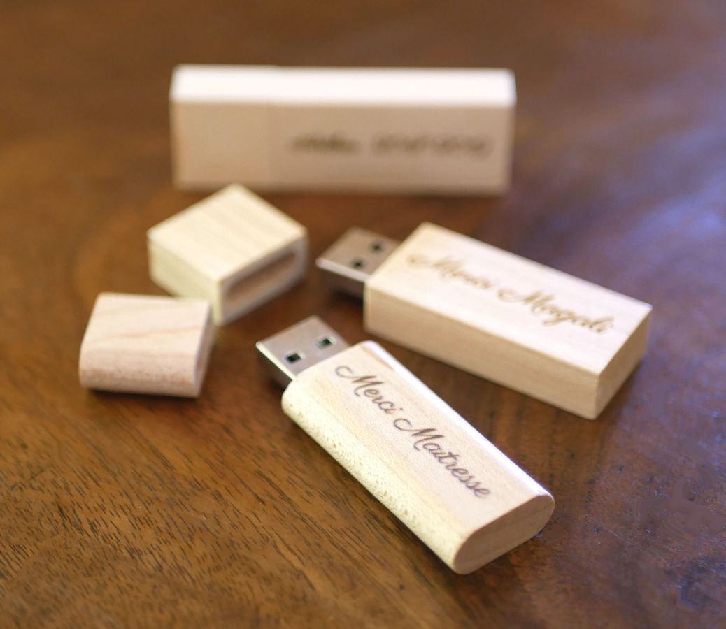 Litet 16 GB USB-minne i transparent trä som kan anpassas för en unik gåva.