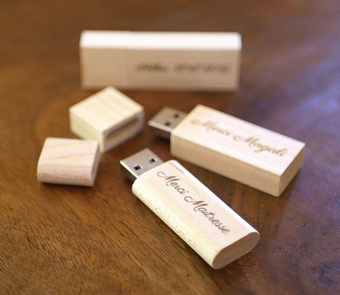 Liten graverad USB-nyckel i ljust tr&auml; som kan personaliseras 32GB 2.0