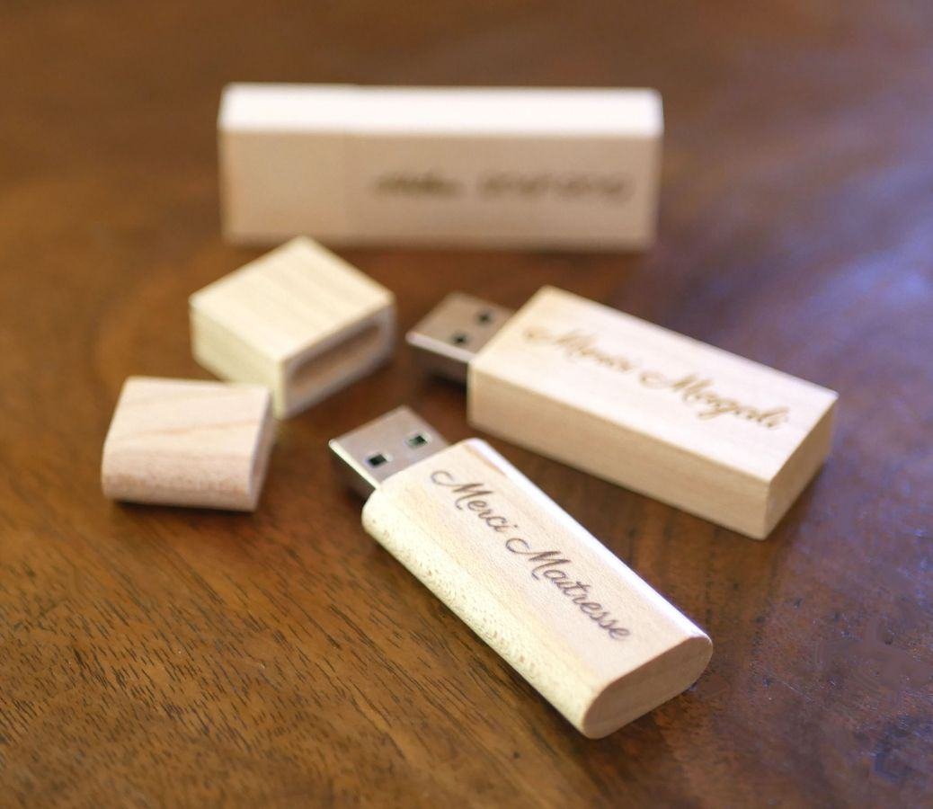 Litet 16 GB USB-minne i transparent trä som kan anpassas för en unik gåva.