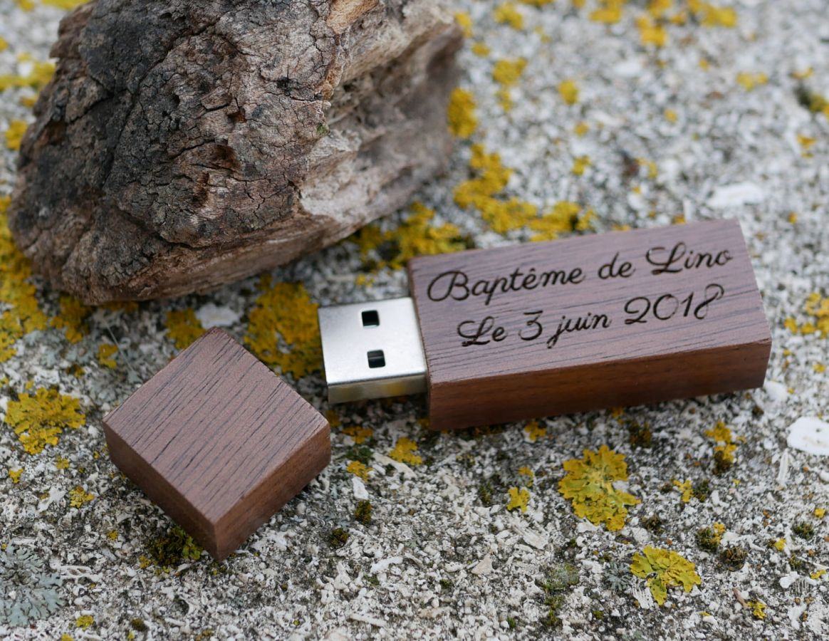 Liten graverad USB-nyckel i valnötsträ för personlig anpassning