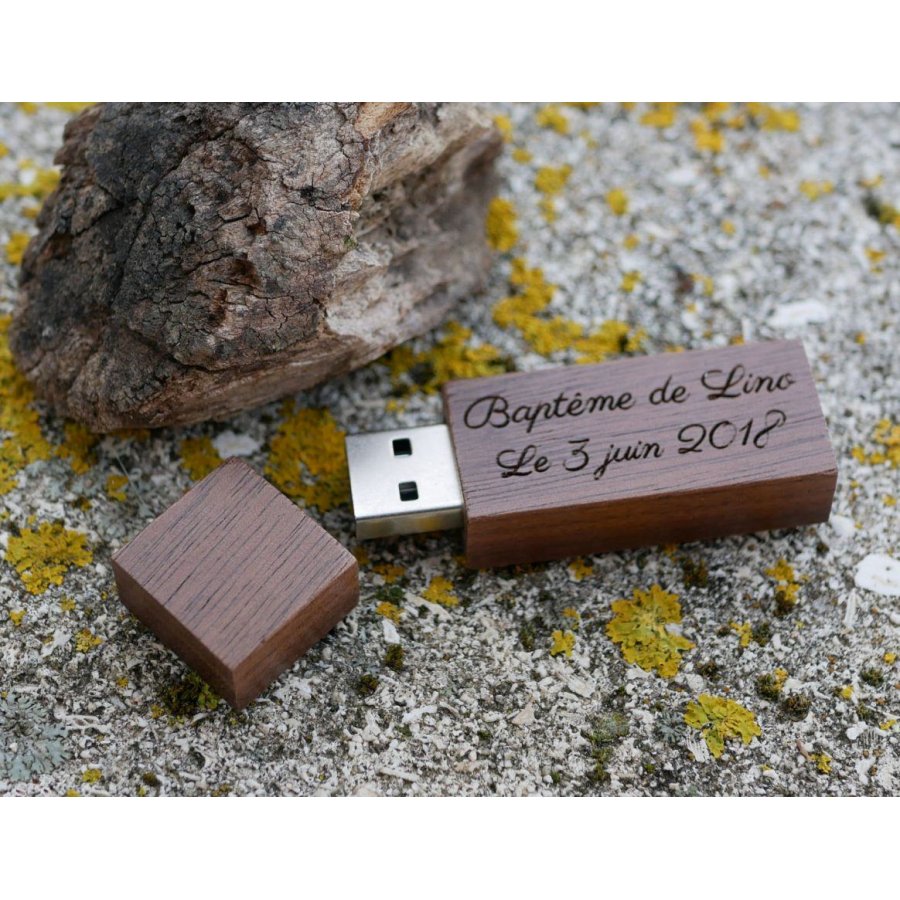 Liten graverad USB-nyckel i valnötsträ för personlig anpassning