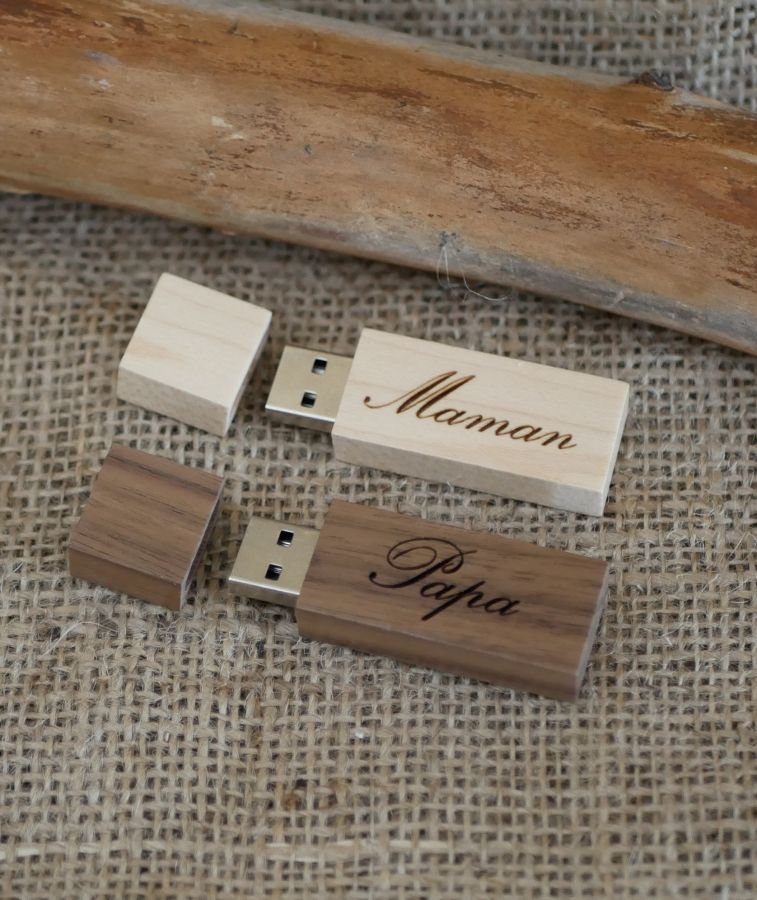 Litet 16 GB USB-minne i transparent trä som kan anpassas för en unik gåva.