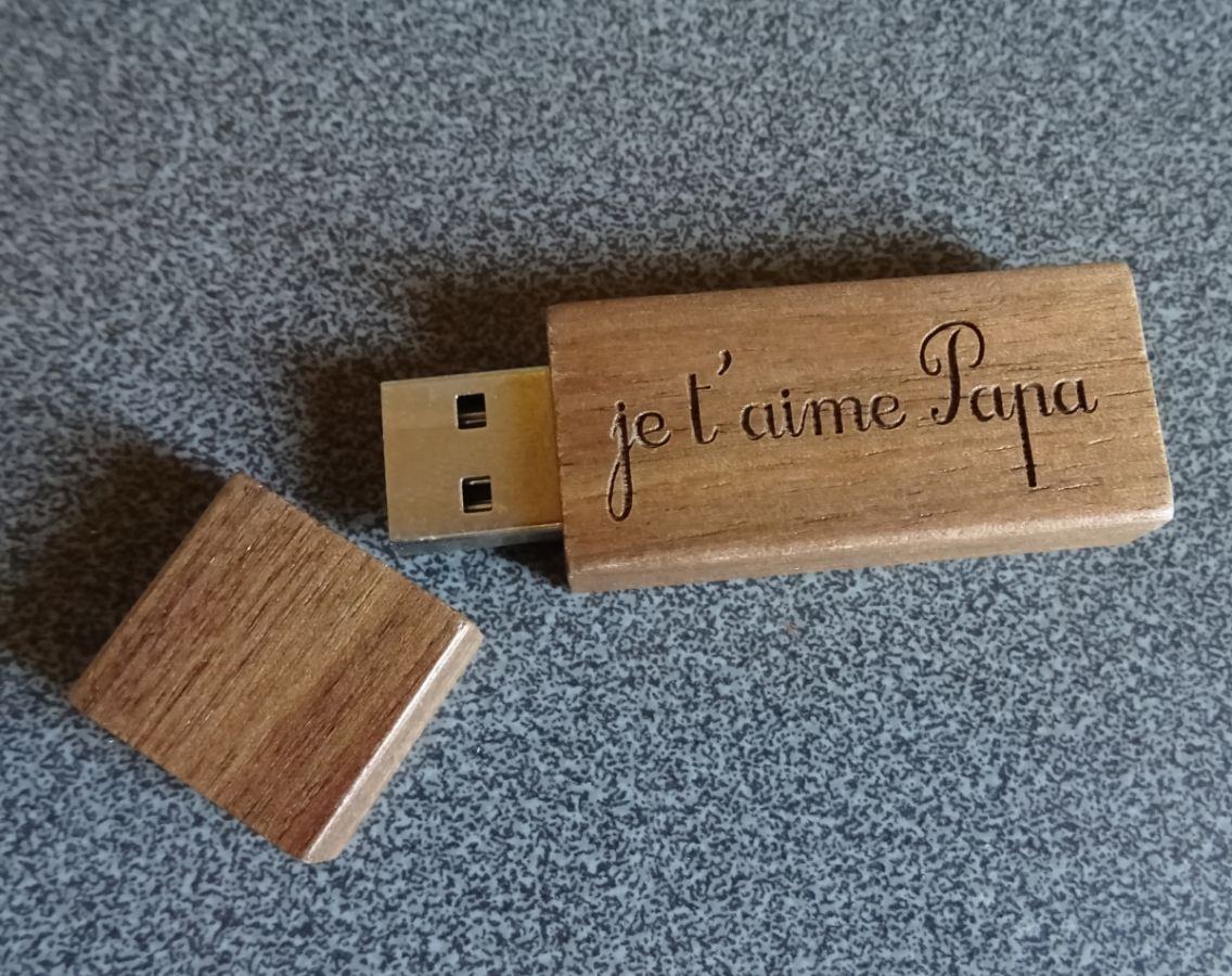 Liten graverad USB-nyckel i valnötsträ för personlig anpassning