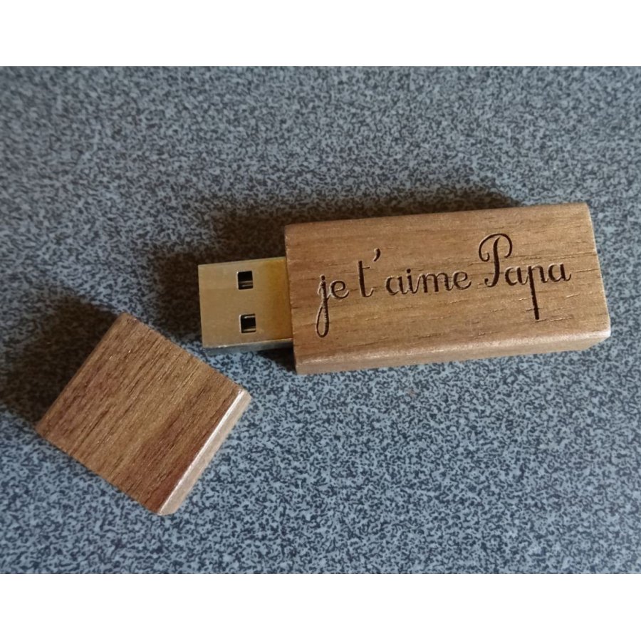 Liten graverad USB-nyckel i valnötsträ för personlig anpassning