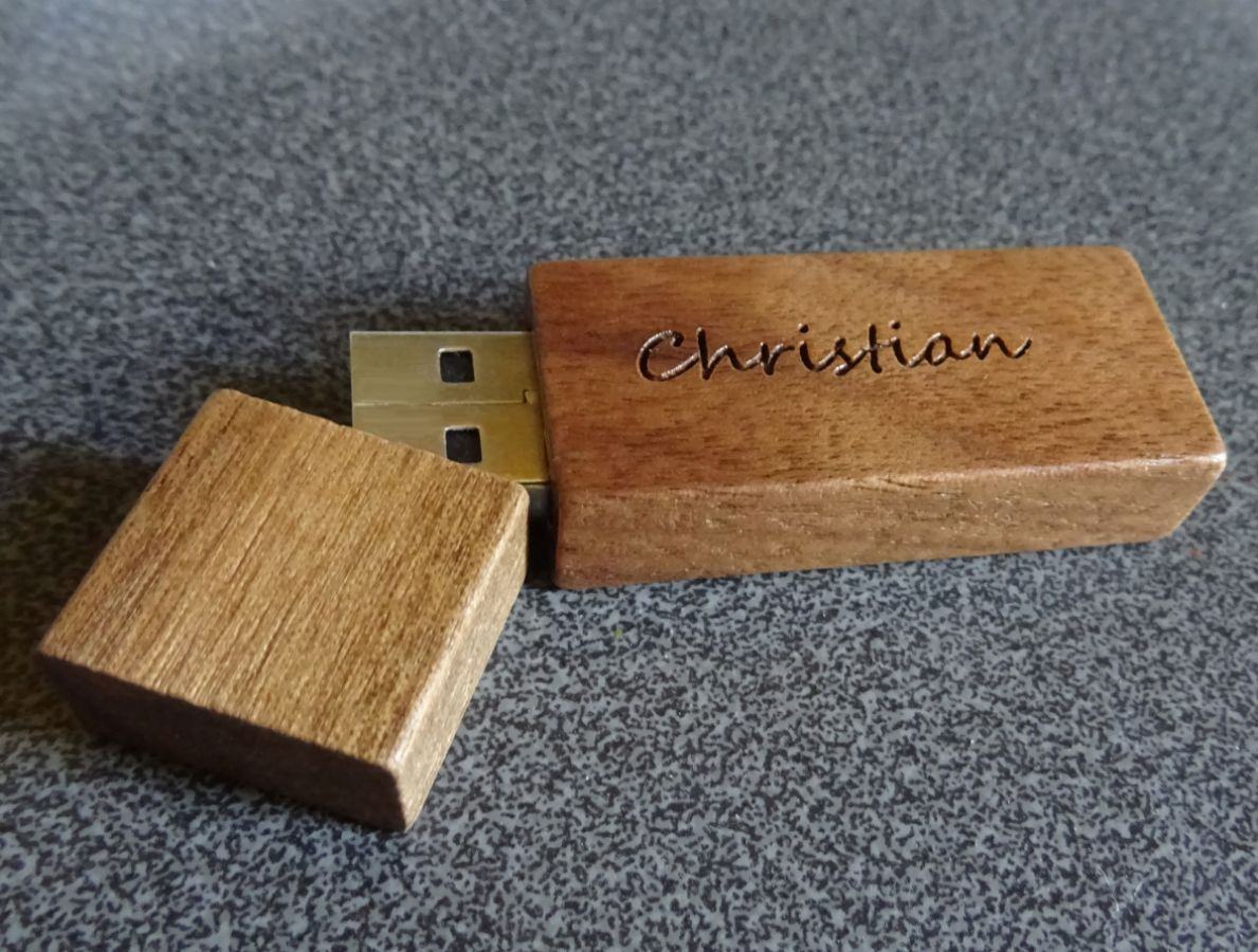 Liten graverad USB-nyckel i valnötsträ för personlig anpassning