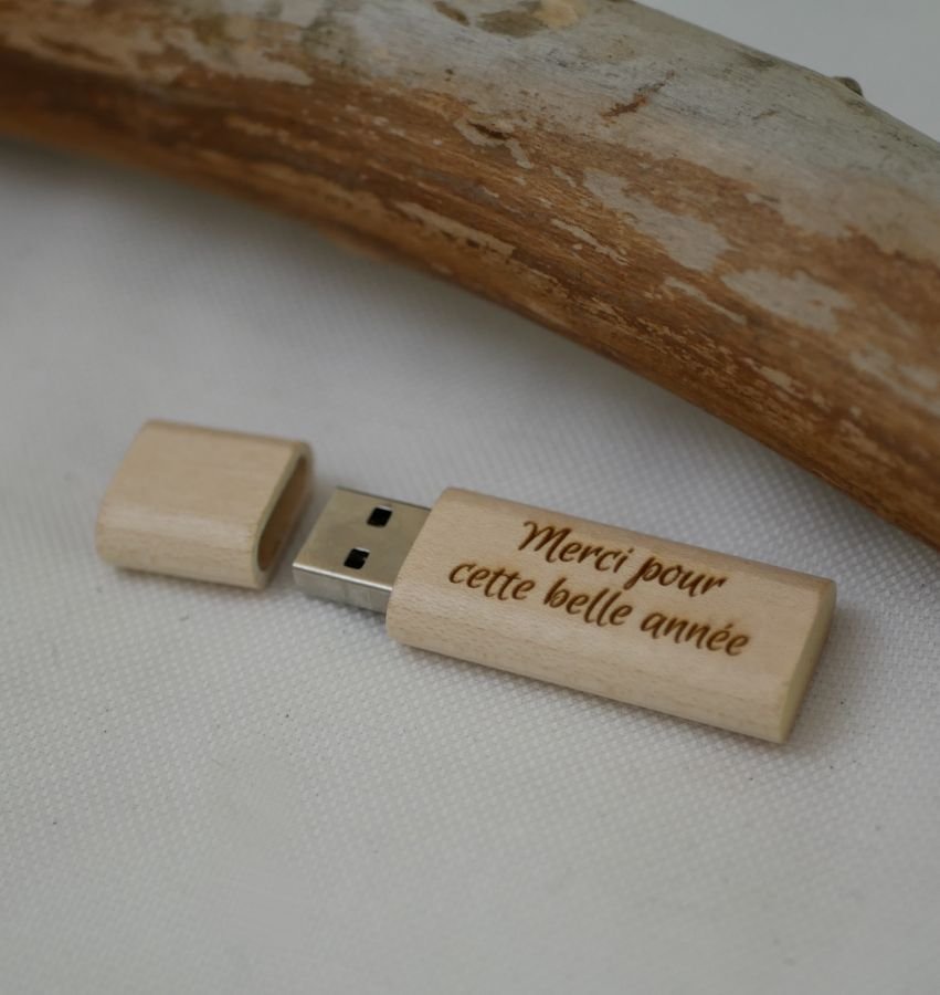 Liten graverad USB-nyckel i trä för personlig anpassning