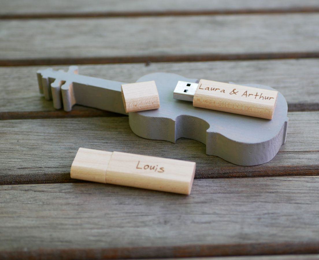 Liten graverad USB-nyckel i trä för personlig anpassning