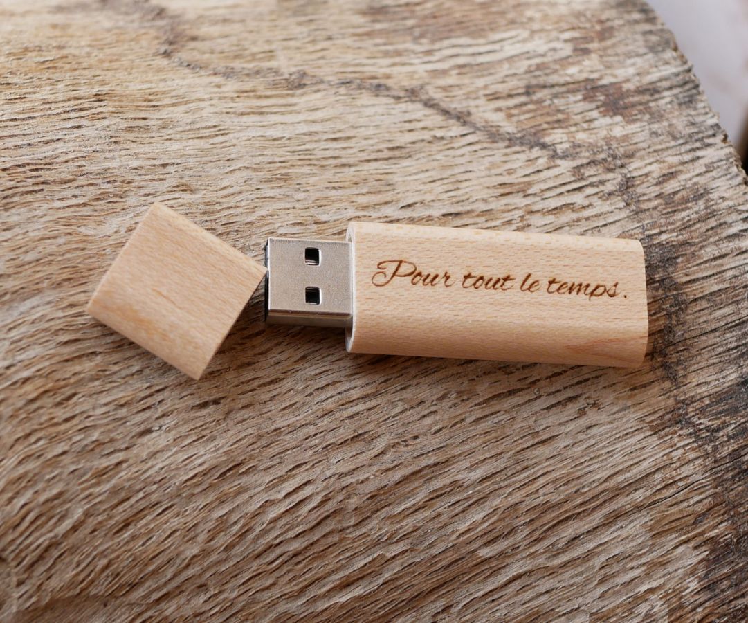 Liten graverad USB-nyckel i trä för personlig anpassning