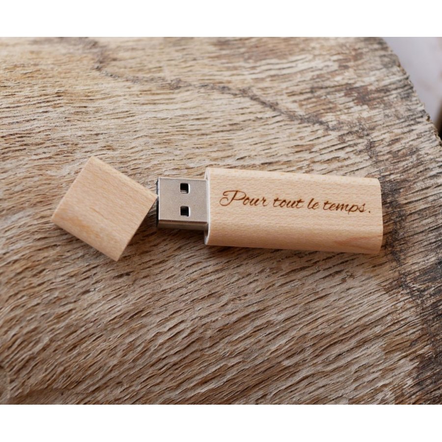 Liten graverad USB-nyckel i trä för personlig anpassning