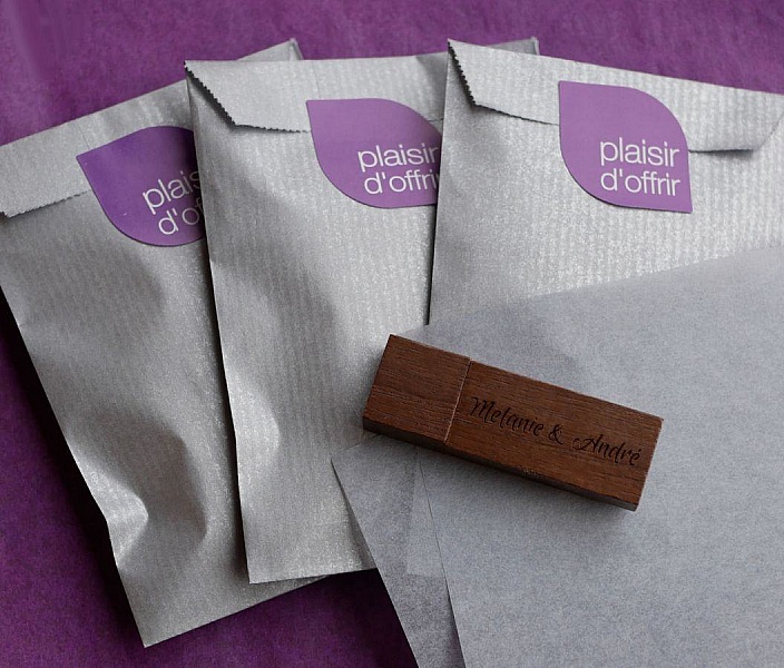 Liten graverad USB-nyckel i valn&ouml;tstr&auml; f&ouml;r personlig anpassning