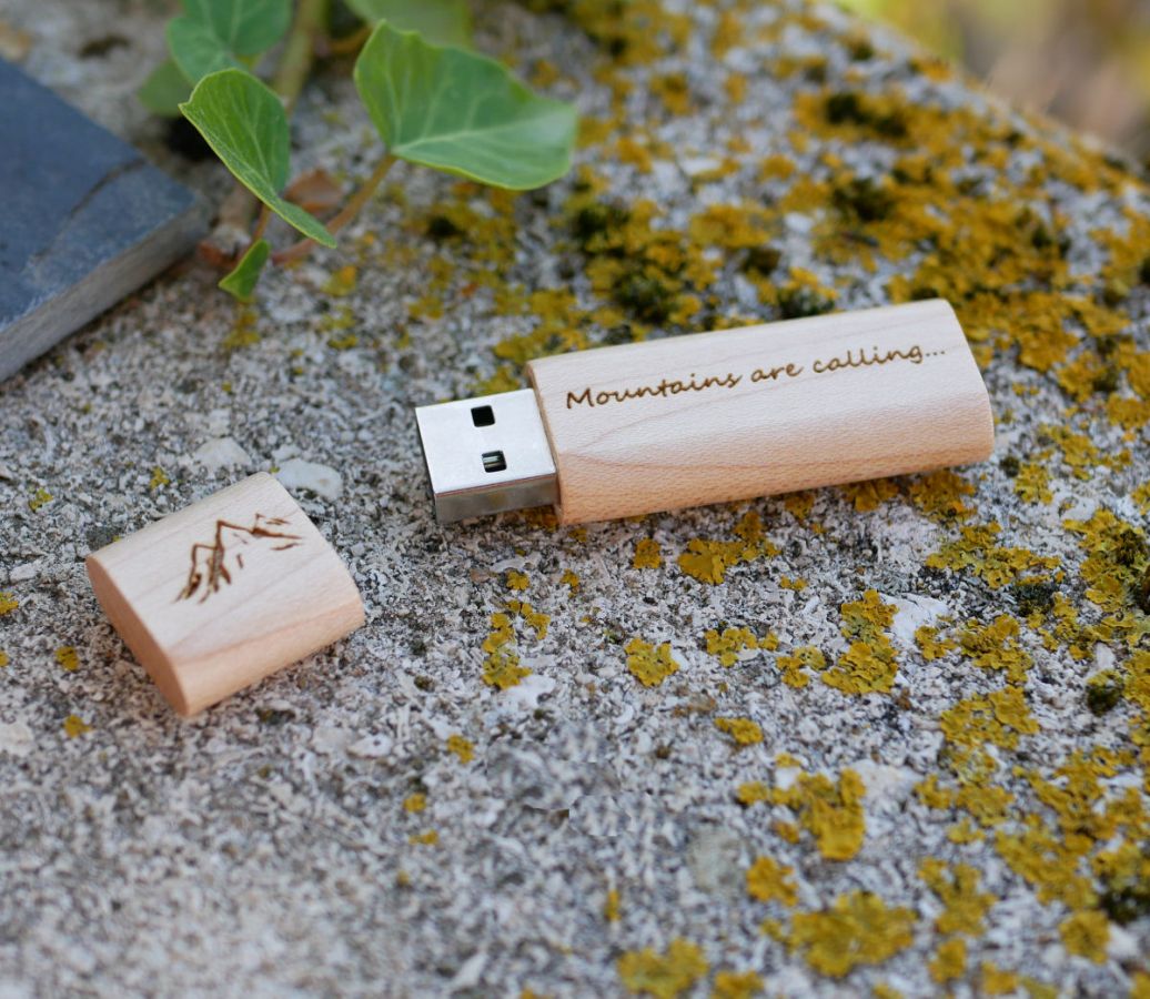 Liten graverad USB-nyckel i trä för personlig anpassning