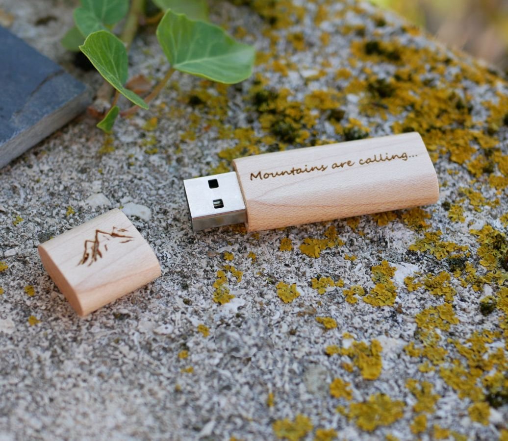Liten graverad USB-nyckel i trä för personlig anpassning