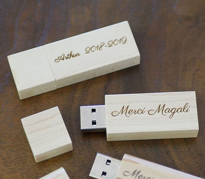 Clés USB en bois personnalisées avec gravure laser.