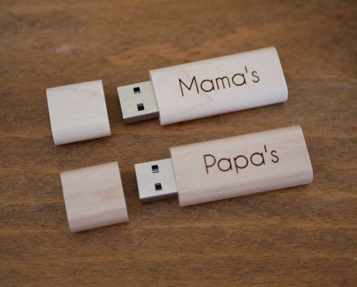Liten graverad USB-nyckel i trä för personlig anpassning