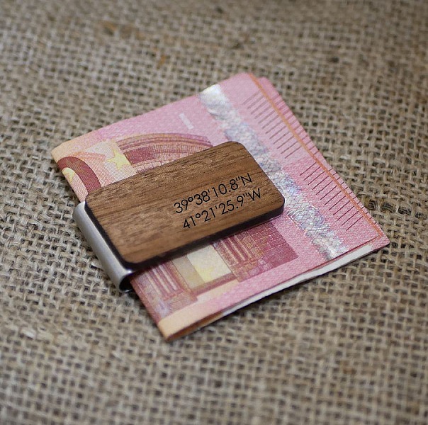 Pince à billets en bois personnalisée avec des coordonnées géographiques.