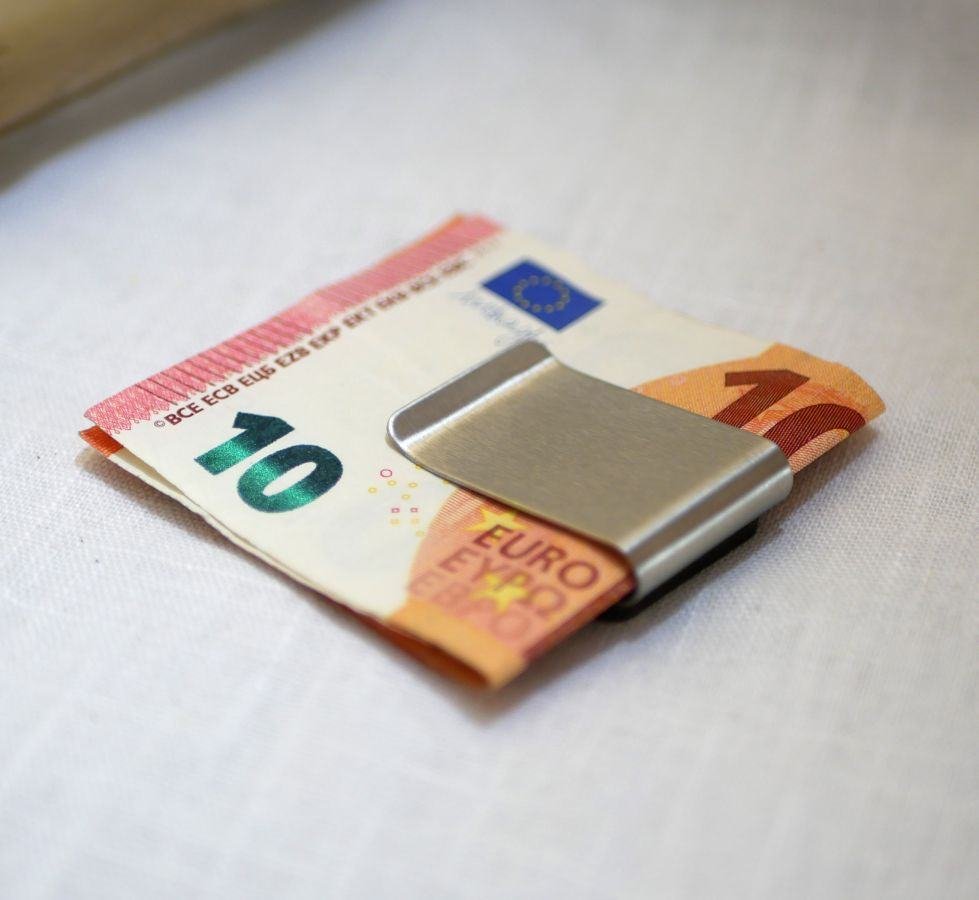 Graverad pengaklämma i trä som kan anpassas till din personliga stil