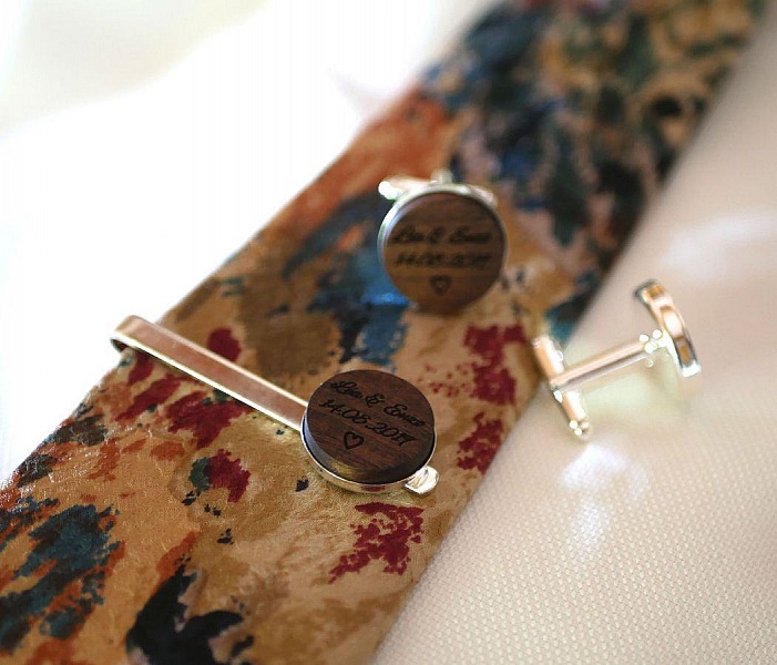 Slipskl&auml;mma med personlig tr&auml;cabochon genom gravyr