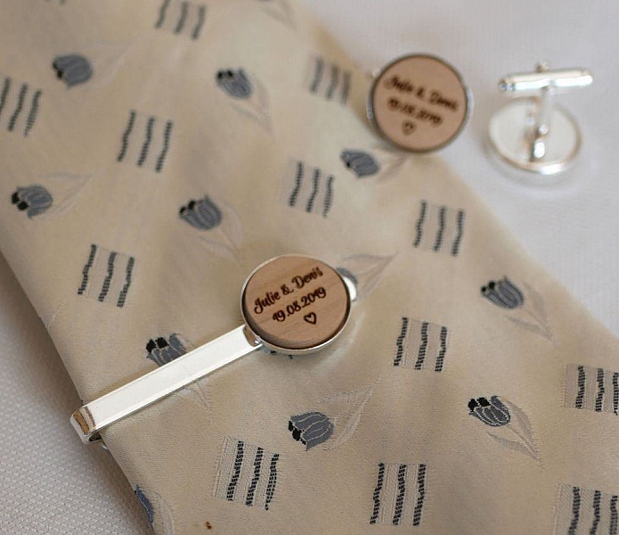 Slipskl&auml;mma med personlig tr&auml;cabochon genom gravyr