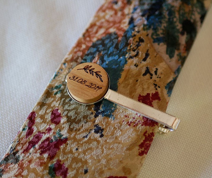 Slipskl&auml;mma med personlig tr&auml;cabochon genom gravyr