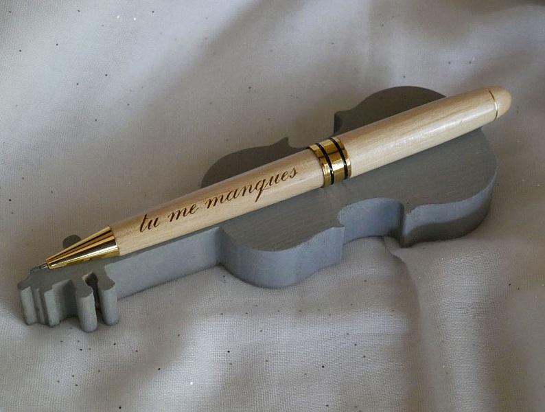 Pennl&aring;da i tr&auml; med graverad penna i en l&aring;da som kan personaliseras 