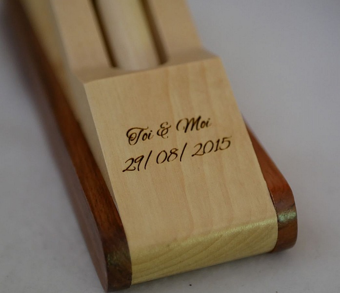 Pennl&aring;da i tr&auml; med graverad penna i en l&aring;da som kan personaliseras 