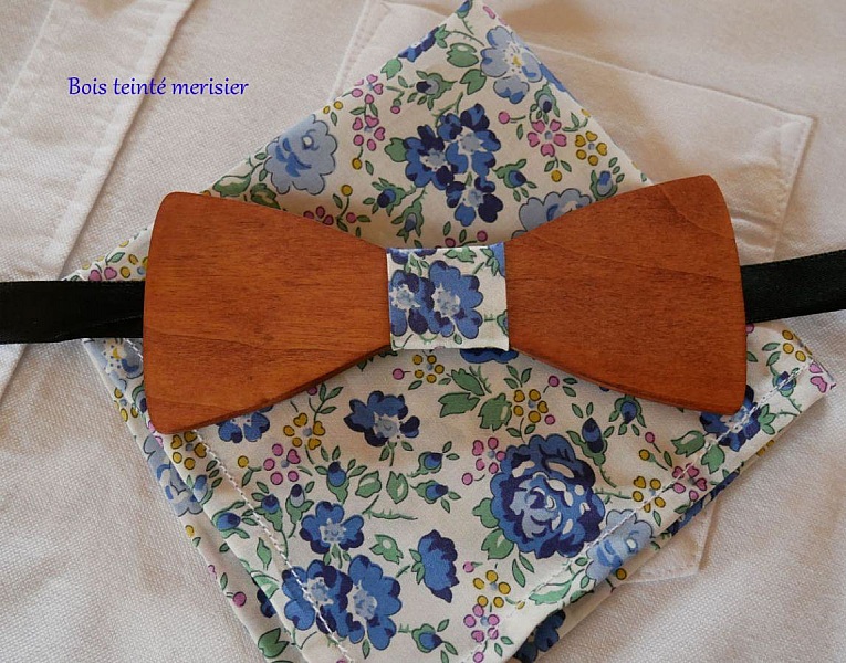 Liberty Blue tr&auml; Bow Tie Pouch