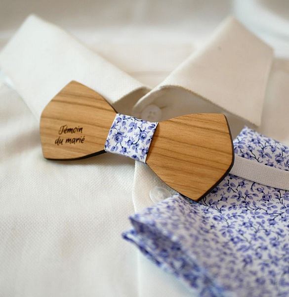 Mickael Liberty clutchbag med bl&aring; blommor och tr&auml;b&aring;ge, anpassningsbar