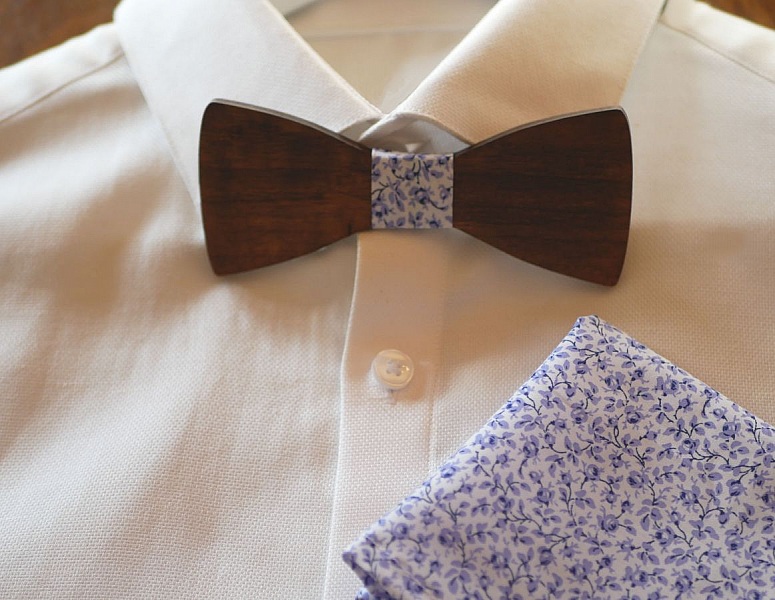 Mickael Liberty clutchbag med bl&aring; blommor och tr&auml;b&aring;ge, anpassningsbar