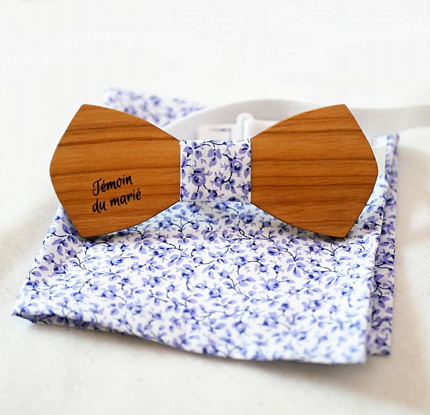 Mickael Liberty clutchbag med bl&aring; blommor och tr&auml;b&aring;ge, anpassningsbar