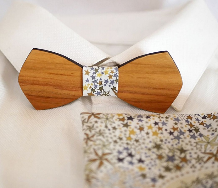 Anpassningsbar Liberty bruna stj&auml;rnor och tr&auml;b&aring;gsbindel i en p&aring;se