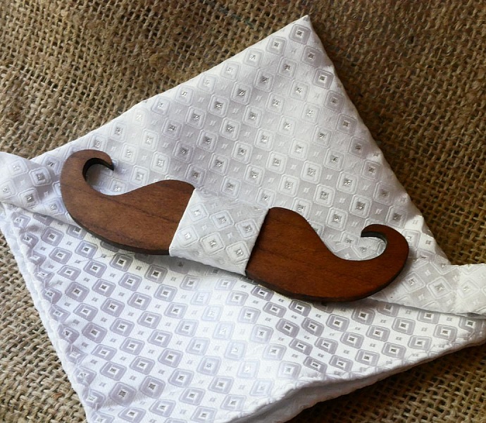 Vit satinp&aring;se och en valfri tr&auml;b&aring;ge.