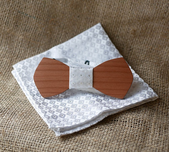 Vit satinp&aring;se och en valfri tr&auml;b&aring;ge.