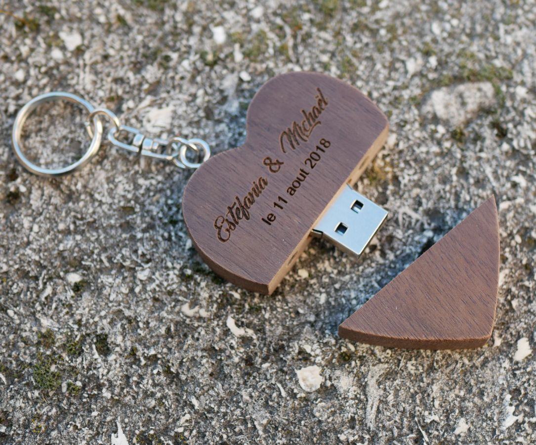 Hjärtformad USB-nyckelring i mörkt trä som du kan göra personlig genom gravyr