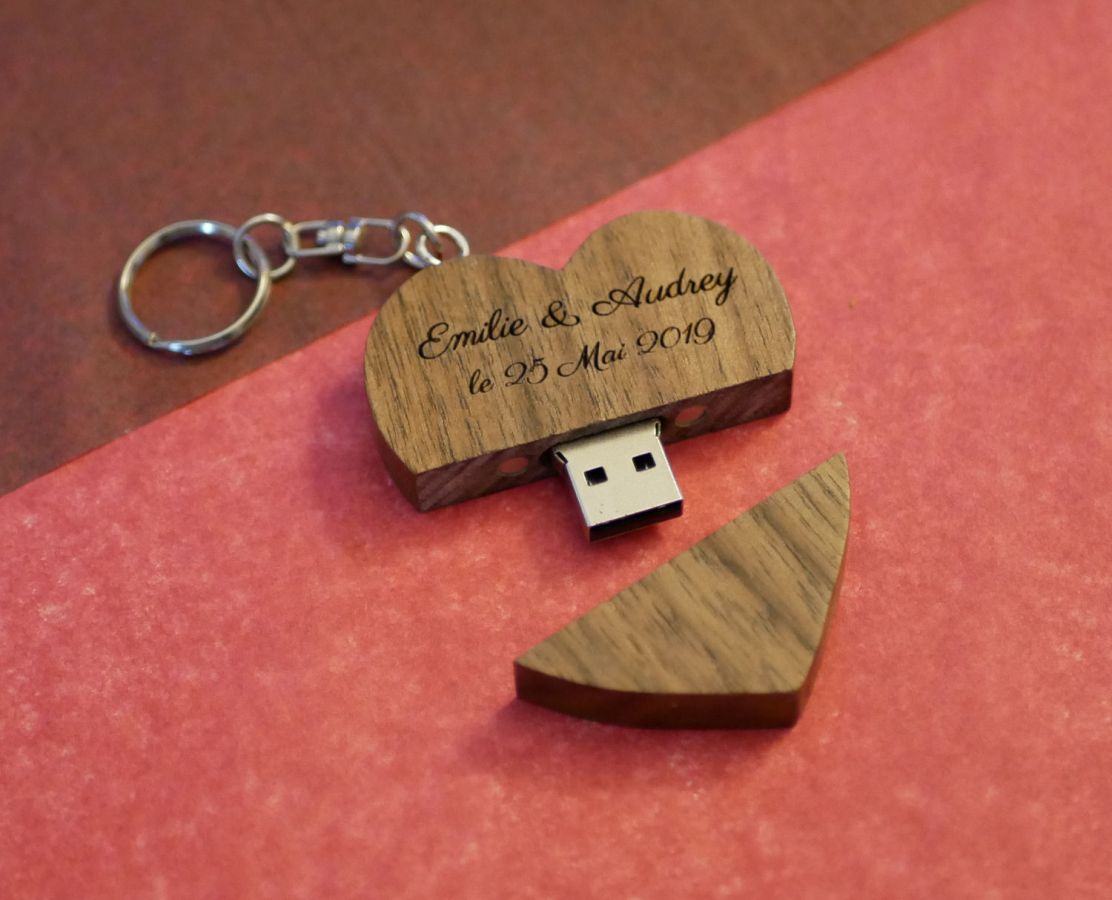 Hjärtformad USB-nyckelring i mörkt trä som du kan göra personlig genom gravyr