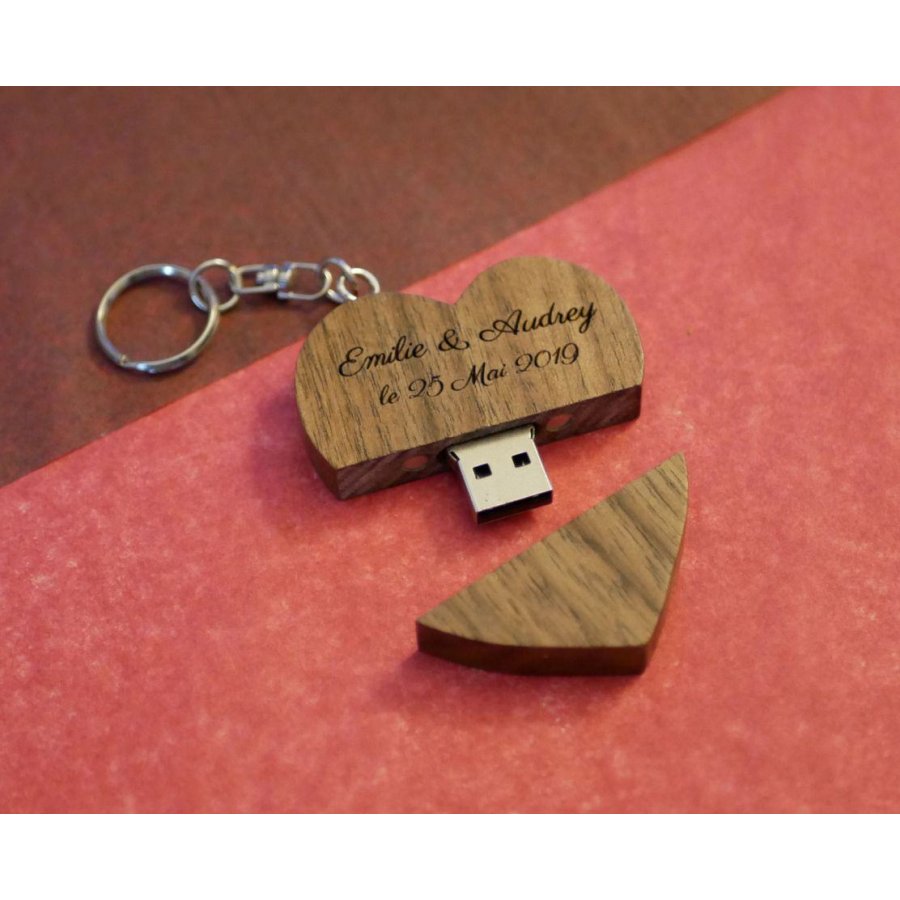 Hjärtformad USB-nyckelring i mörkt trä som du kan göra personlig genom gravyr