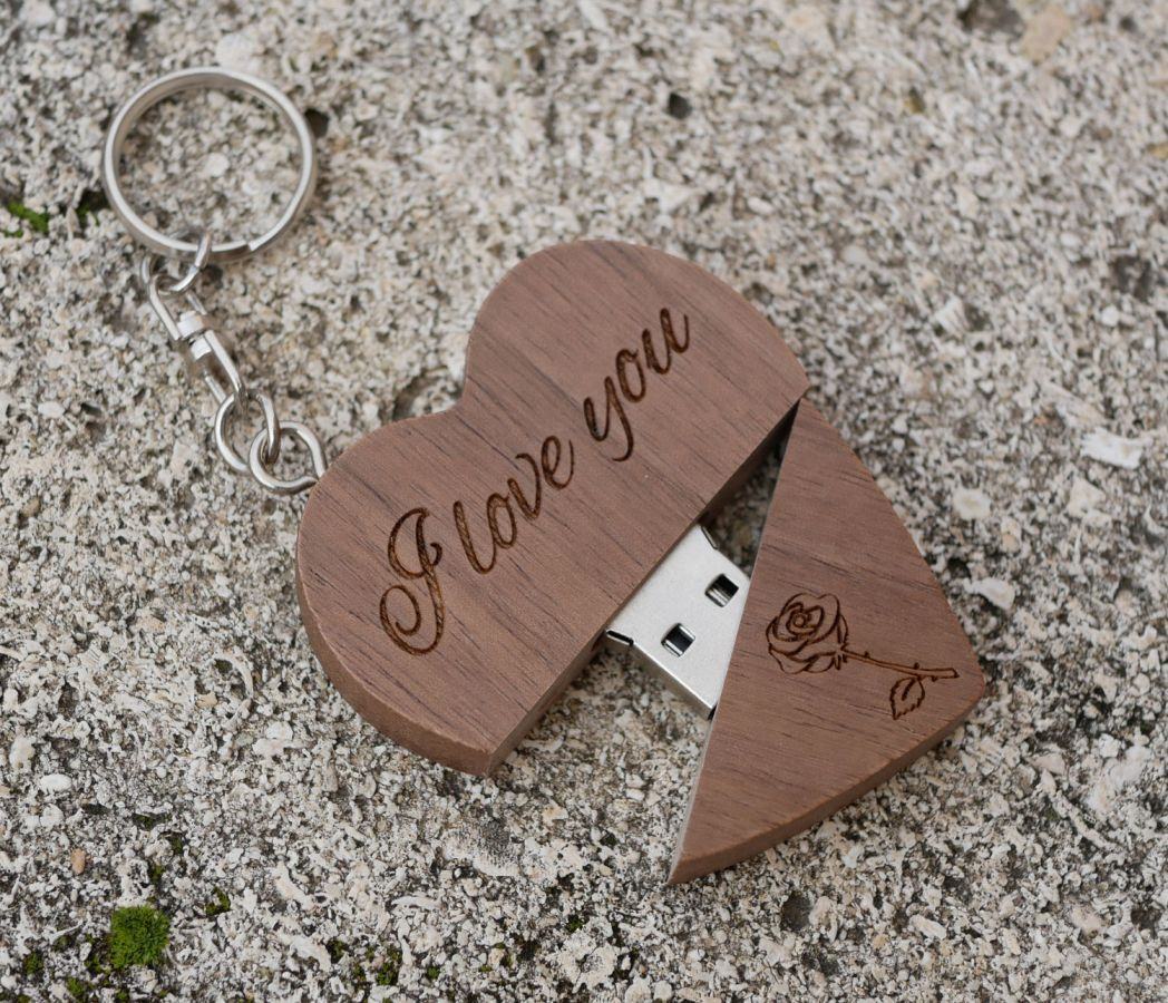 Hjärtformad USB-nyckelring i mörkt trä som du kan göra personlig genom gravyr