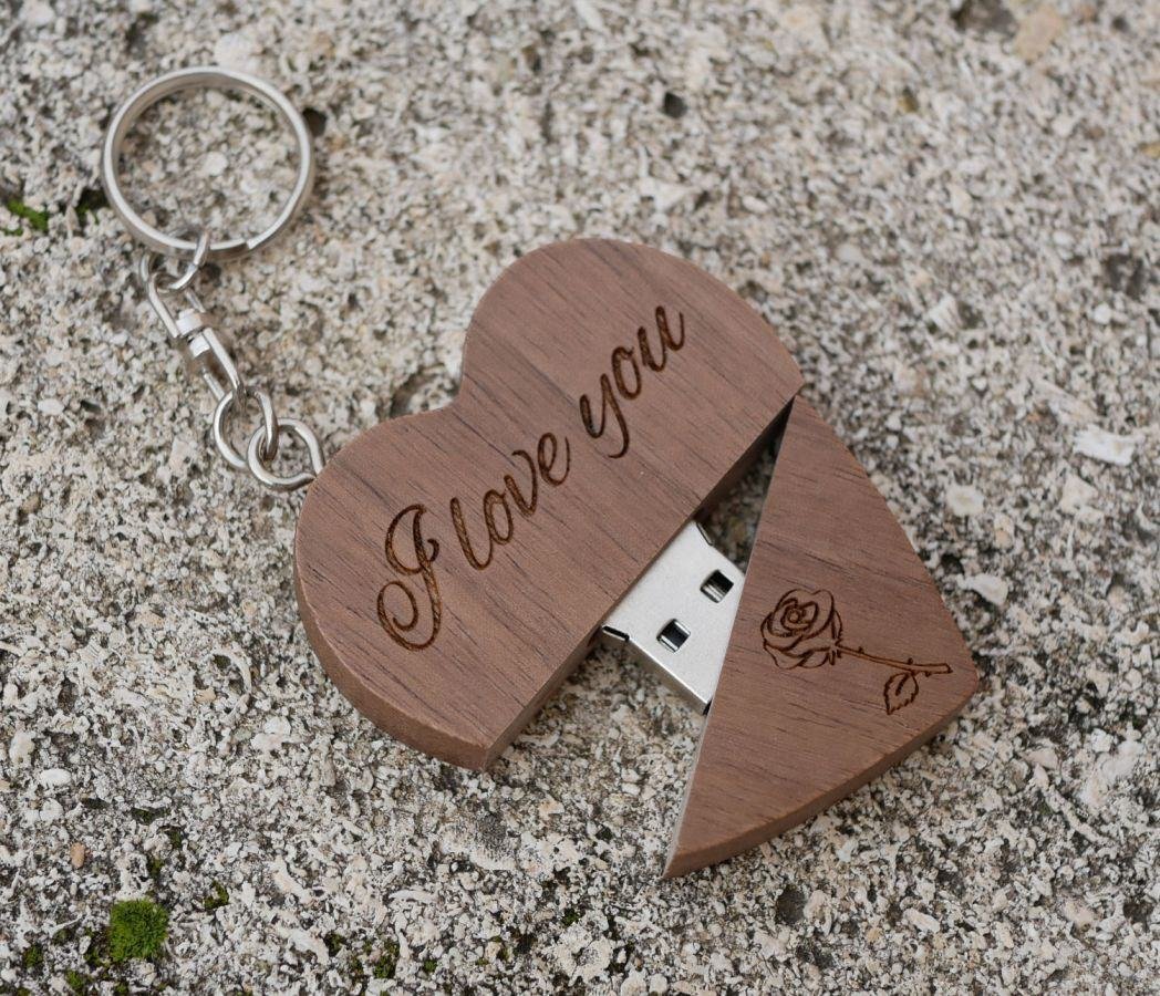 Hjärtformad USB-nyckelring i mörkt trä som du kan göra personlig genom gravyr