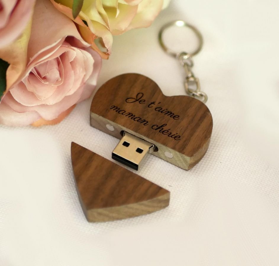 Hjärtformad USB-nyckelring i mörkt trä som du kan göra personlig genom gravyr