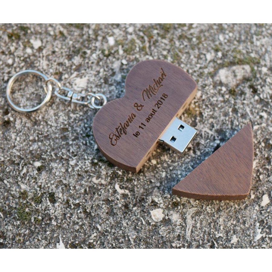 Hjärtformad USB-nyckelring i mörkt trä som du kan göra personlig genom gravyr