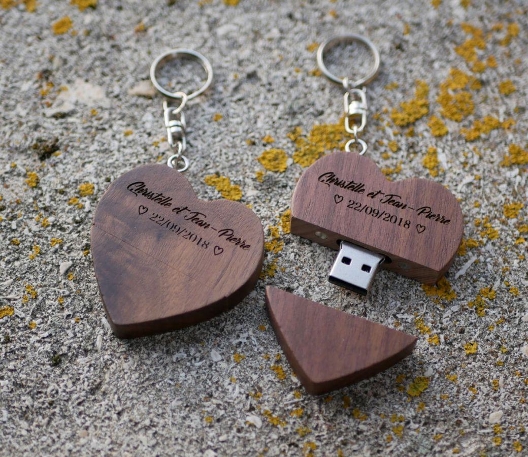 Hjärtformad USB-nyckelring i mörkt trä som du kan göra personlig genom gravyr