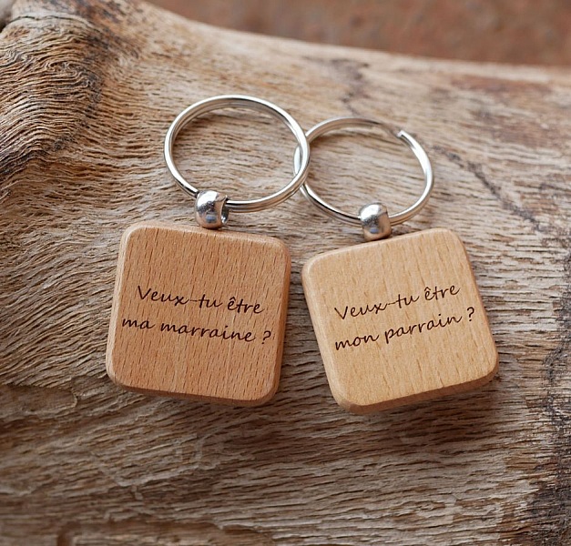 Fyrkantig nyckelring i tr&auml; fr&aring;n St Christophe som du kan g&ouml;ra personlig genom att gravera